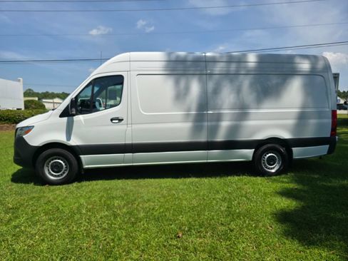 Used 2025 Mercedes-Benz Sprinter 2500 image 4