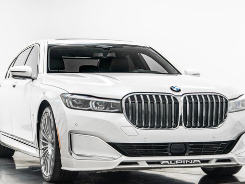 Used 2022 BMW ALPINA B7 xDrive w/ Luxury Rear Seating Package image 3