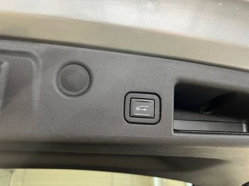 Used 2023 Chevrolet Equinox Premier FWD image 15