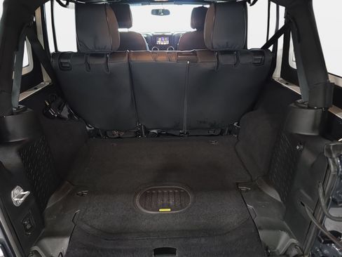 Used 2018 Jeep Wrangler Unlimited Rubicon w/ Connectivity Group AWD/4WD image 12