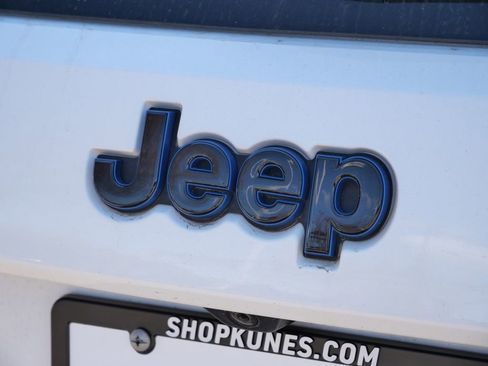 Used 2019 Jeep Grand Cherokee Laredo AWD/4WD image 10