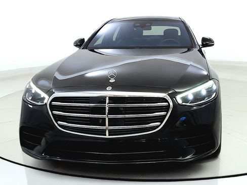 Used 2022 Mercedes-Benz S 500 4MATIC w/ AMG Line Package image 2