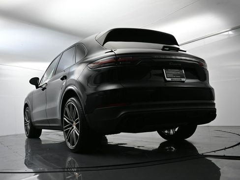 Certified 2022 Porsche Cayenne Platinum Edition image 50