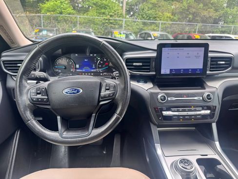 Used 2020 Ford Explorer XLT w/ Equipment Group 202A RWD image 17