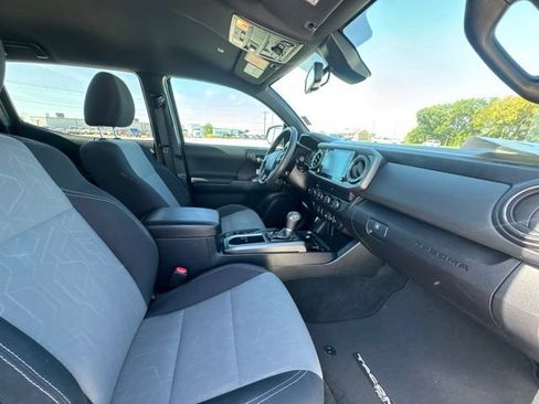 Used 2020 Toyota Tacoma TRD Off-Road AWD/4WD image 23
