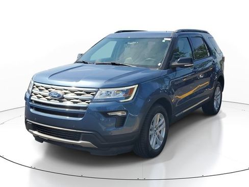Used 2018 Ford Explorer XLT w/ Equipment Group 202A AWD/4WD image 2