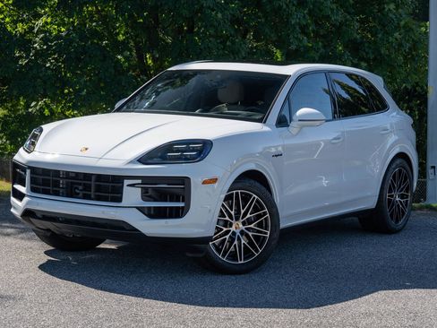 Certified 2025 Porsche Cayenne E-Hybrid w/ Premium Package Plus image 1