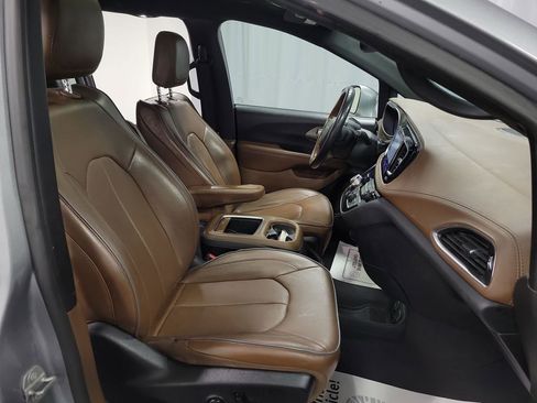 Used 2020 Chrysler Pacifica Limited image 29