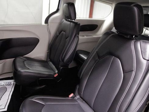 Used 2024 Chrysler Pacifica Touring-L image 17