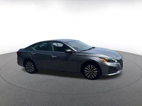 Used 2025 Nissan Altima 2.5 SV image 2