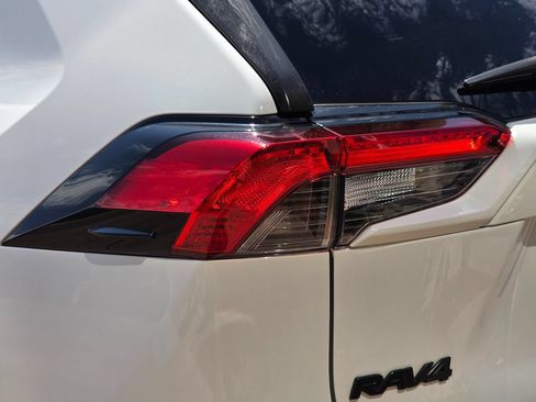 Used 2023 Toyota RAV4 LE AWD/4WD image 10