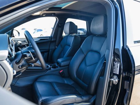 Certified 2025 Porsche Macan image 5