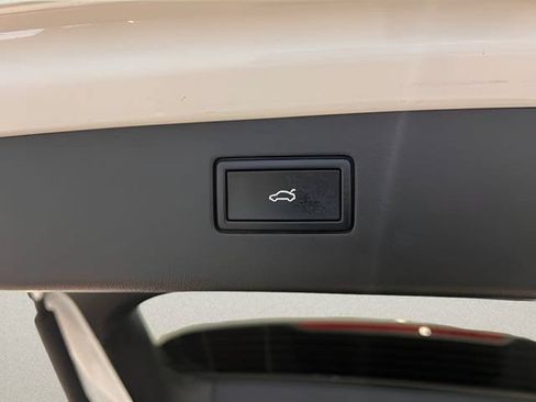 Used 2026 Volkswagen Tiguan SE AWD/4WD image 8