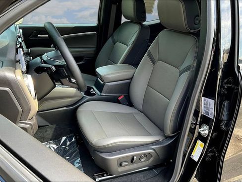Used 2025 Chevrolet Colorado ZR2 w/ Technology Package AWD/4WD image 24