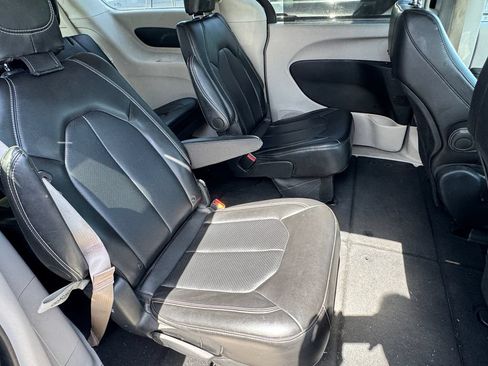 Used 2024 Chrysler Pacifica Touring-L FWD image 16