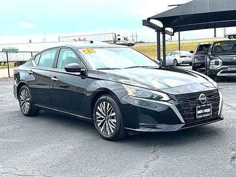 Used 2025 Nissan Altima 2.5 SV FWD image 10