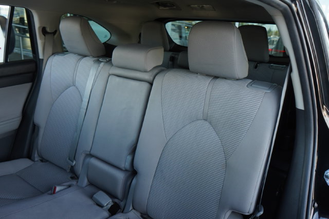 Used 2022 Toyota Highlander LE AWD/4WD image 25