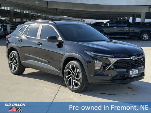 Used 2025 Chevrolet Trax RS w/ Sunroof Package image 2