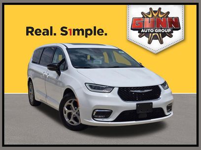 Used 2024 Chrysler Pacifica Limited w/ Uconnect Theater Family Group