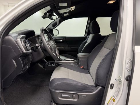 Used 2022 Toyota Tacoma TRD Off-Road image 12