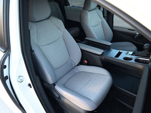 Used 2025 Toyota Sienna LE image 46