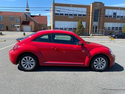 Used 2019 Volkswagen Beetle 2.0T SE image 4