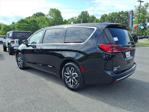 New 2027 Chrysler Pacifica Limited FWD image 8