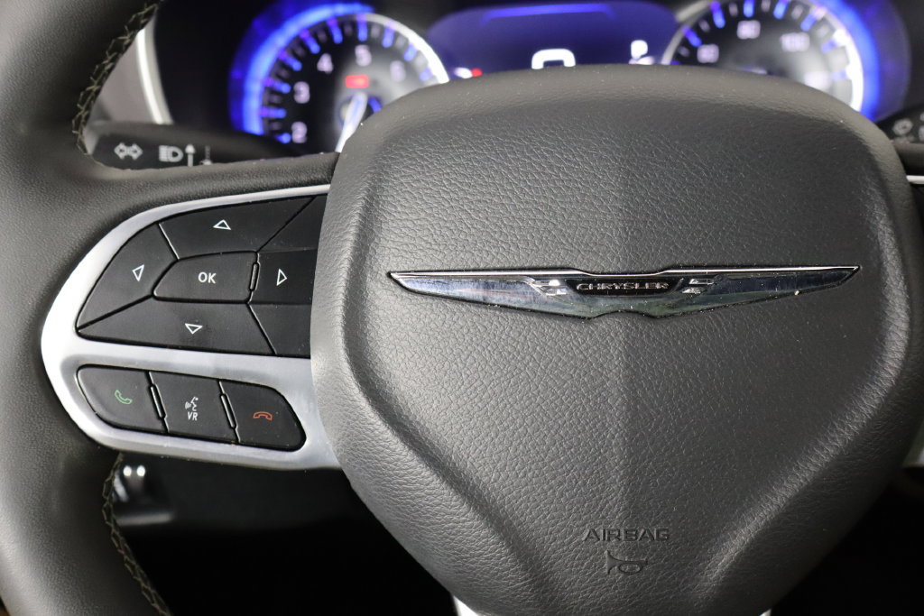 Used 2025 Chrysler Pacifica Select FWD image 8