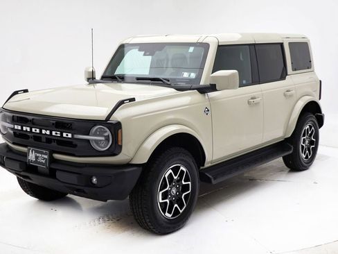Used 2025 Ford Bronco Outer Banks image 2
