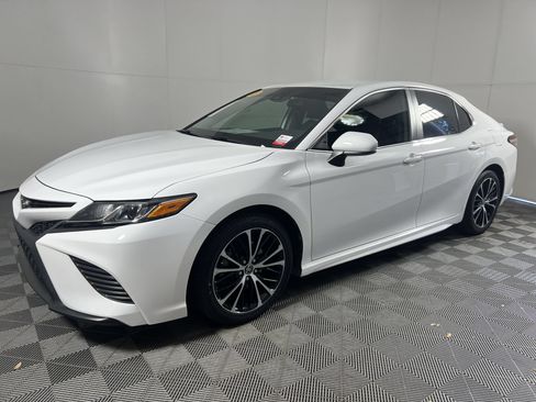 Used 2020 Toyota Camry SE FWD image 9