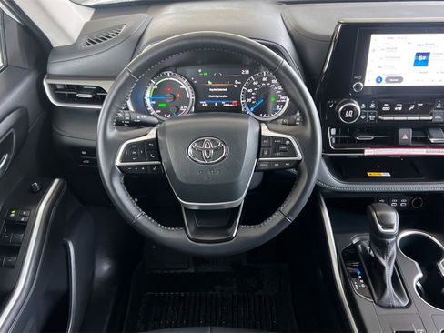 Used 2025 Toyota Highlander XLE image 16