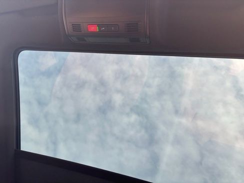 Used 2023 Volkswagen Tiguan SE R-Line image 23