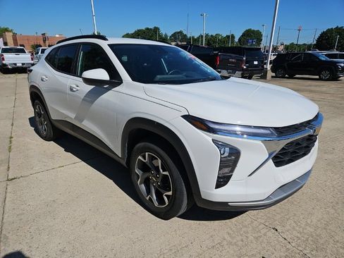 Used 2024 Chevrolet Trax LT w/ Driver Confidence Package FWD image 2