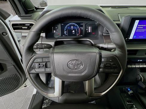 Certified 2025 Toyota Tacoma SR5 AWD/4WD image 11