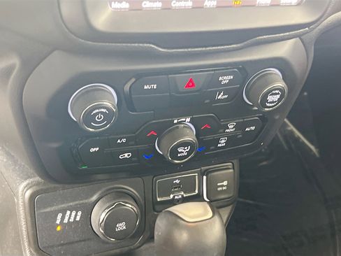 Used 2022 Jeep Renegade Latitude w/ Sun/Sound Group AWD/4WD image 16