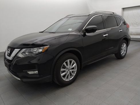 Used 2017 Nissan Rogue SV image 2