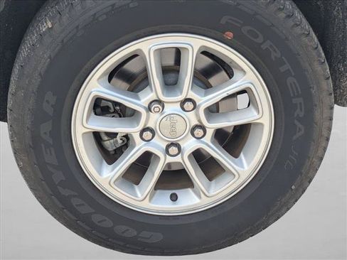 Used 2018 Jeep Grand Cherokee Laredo RWD image 16