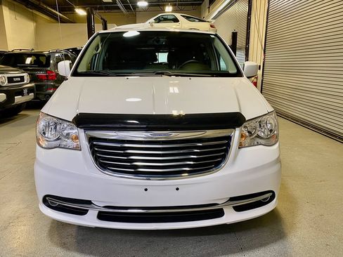 Used 2016 Chrysler Town & Country Touring FWD image 3