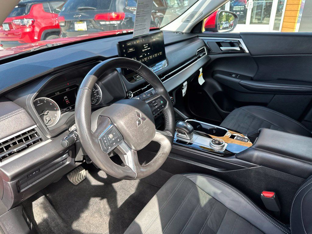 Used 2025 Mitsubishi Outlander SE AWD/4WD image 29