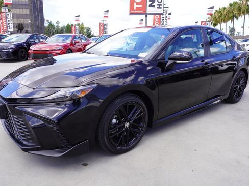 Certified 2025 Toyota Camry SE FWD image 4