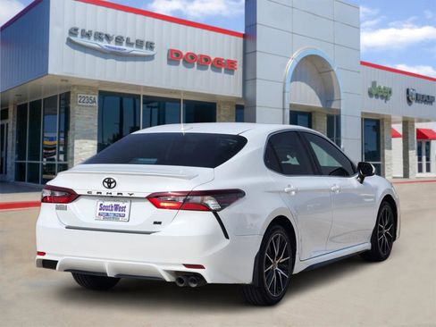 Used 2023 Toyota Camry SE FWD image 5