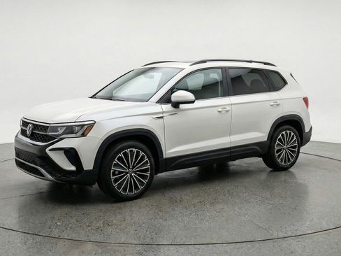 Used 2025 Volkswagen Taos SE FWD image 3