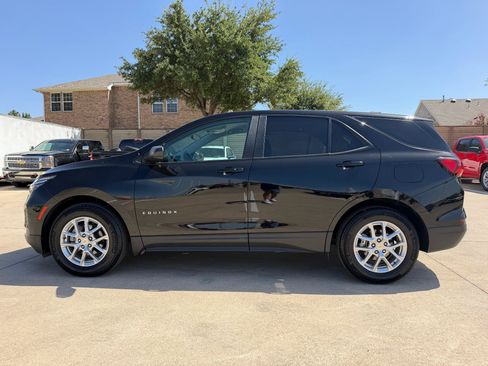 Used 2023 Chevrolet Equinox LS w/ LS Convenience Package FWD image 3