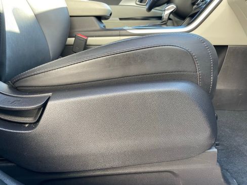 Used 2023 Kia Carnival LX image 30