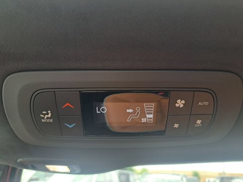 Used 2023 Chrysler Pacifica Pinnacle FWD image 31