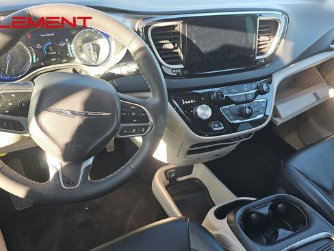 Used 2023 Chrysler Pacifica Touring-L image 11