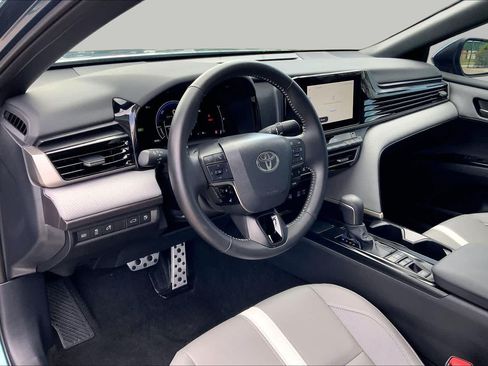Used 2025 Toyota Camry SE FWD image 32