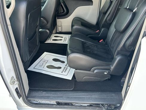 Used 2017 Dodge Grand Caravan SXT image 9