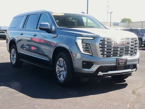 Used 2025 GMC Yukon XL Denali AWD/4WD image 3