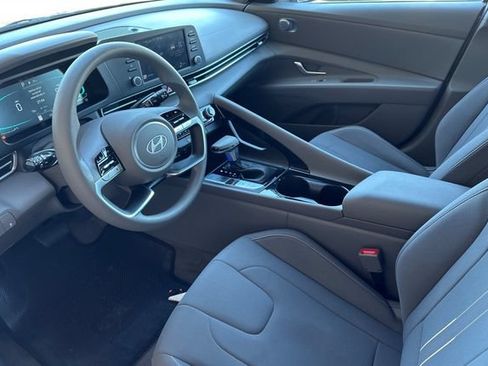 Certified 2025 Hyundai Elantra Hybrid FWD image 12